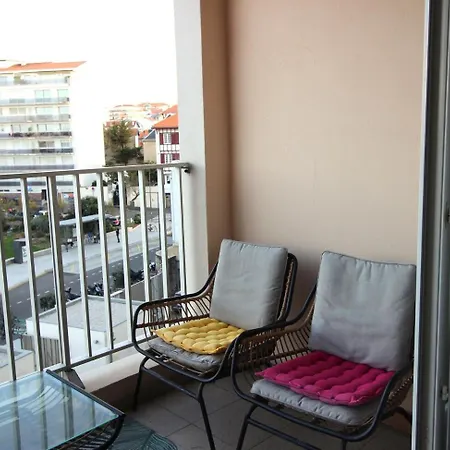 Апартаменты Avec Balcon Et Parking Биарриц